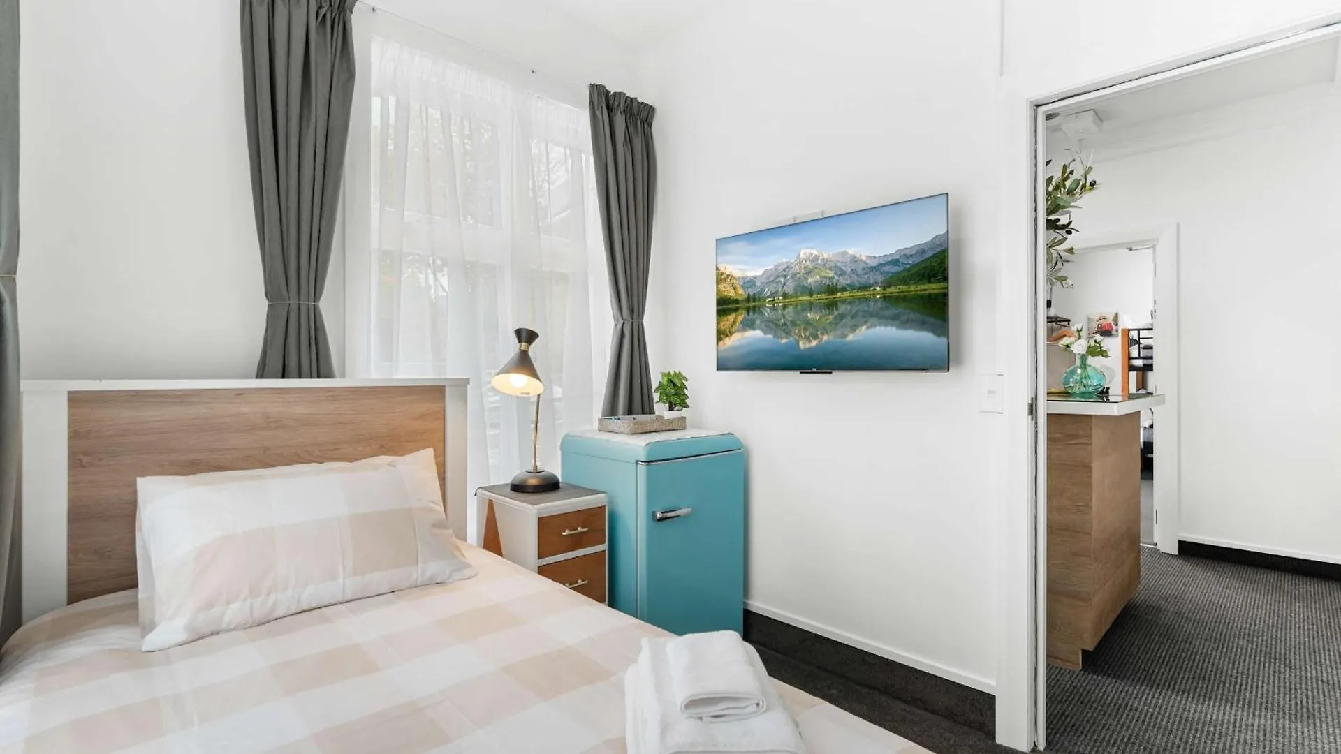 9-Bedroom Christchurch City Villa - Sleeps 19