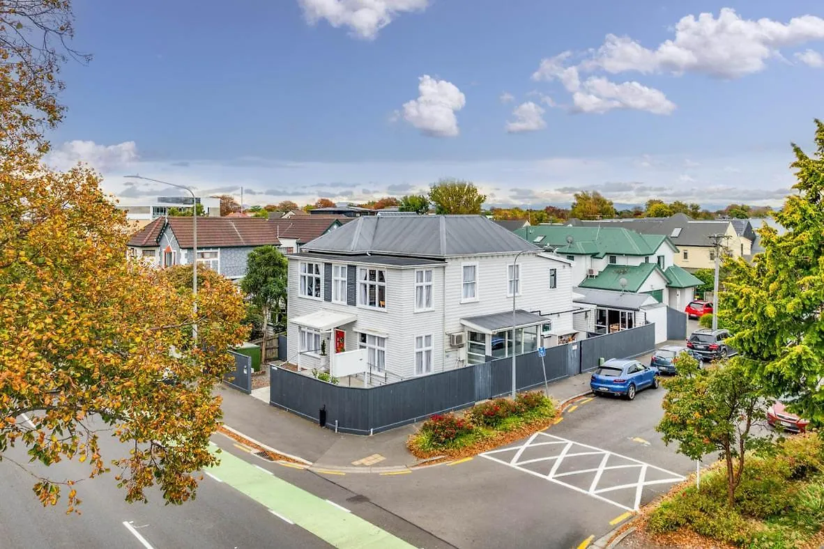 9-Bedroom Christchurch City Villa - Sleeps 19
