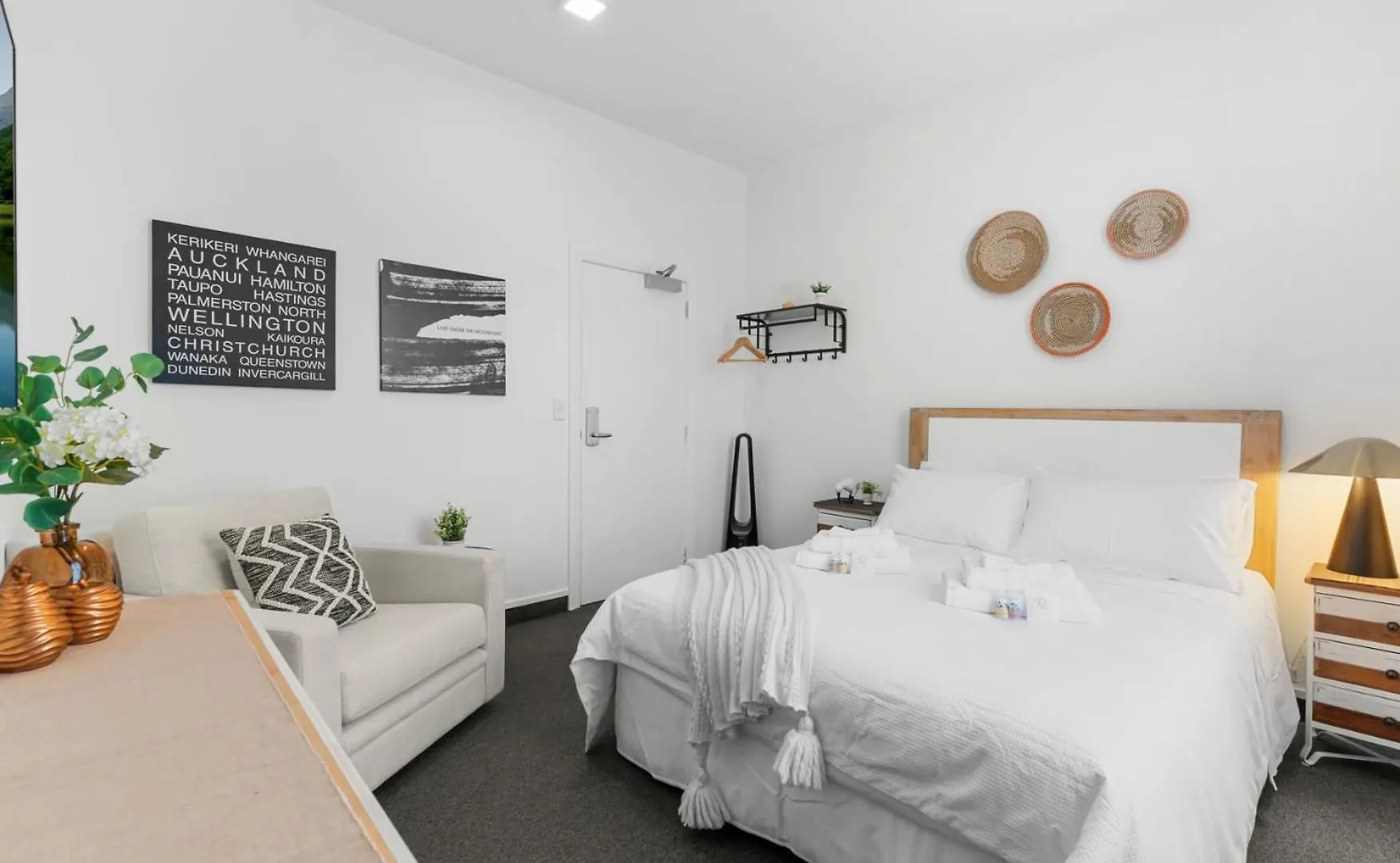 9-Bedroom Christchurch City Villa - Sleeps 19